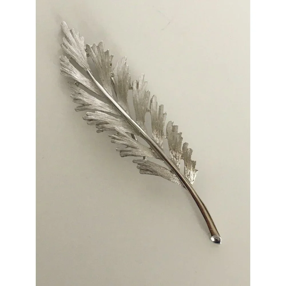 Vintage Trifari Feather Silver Tone Designer Signed Costume Brooch Pin Jewelry - Picture 1 of 4